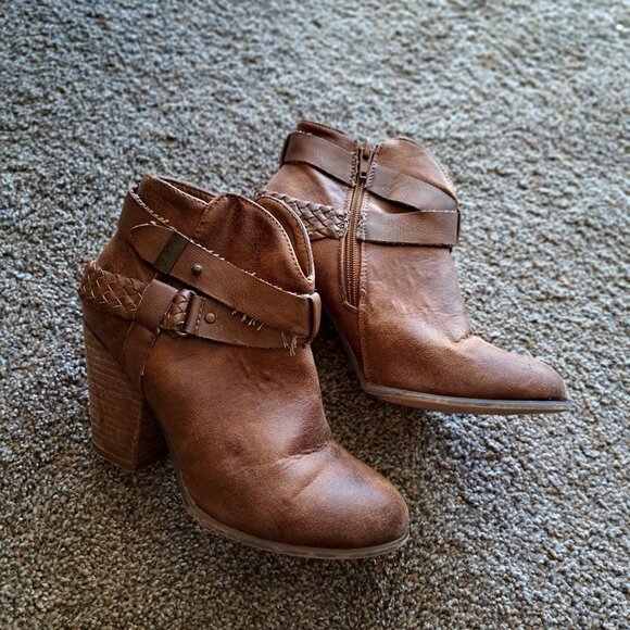 XOXO heeled belted bootie shoe, size 6.5M Kasper comfortable heeled short heel - Picture 4 of 11